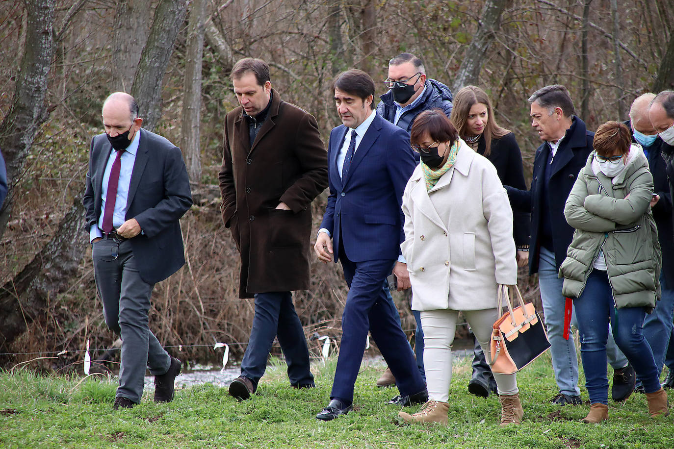 El consejero de Fomento y Medio Ambiente en funciones, Juan Carlos Suárez-Quiñones, visita la presa del Bernesga construida por la Junta en el municipio leonés de Sariegos