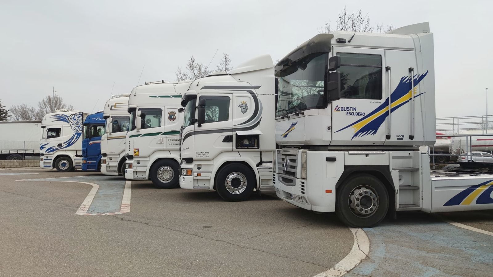 Nueva jornada de movilización: más de 60 camiones quieren colapsar la entrada y salida del polígono de Villadangos. La Plataforma del sector asegura que «este paro va a ser más duro» que otros vividos y «no se levantará el pie hasta que se reconozcan las reivindicaciones». Los transportistas reconocen que la subida del carburante es «la gota que ha colmado el vaso», pero las peticiones del sector pasan por «la revisión de la edad de jubilación, los pagos a 30 días, el reconocimiento de enfermedades profesionales y la regulación de las paradas». 