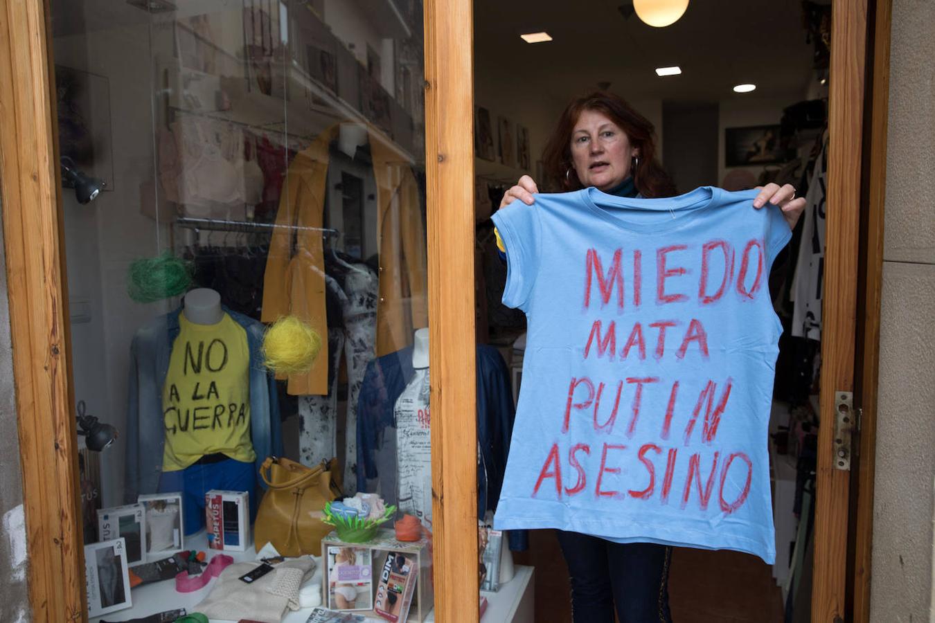 Natali montó una tienda de ropa hace 4 años. Su marido llegó hace 17 años con un precontrato de la empresa Bon Area. El fin de semana pasado llegó su nuera y nieto, a los que acoge en su casa. Esta semana ha calzado en uno de los maniquíes del escaparate una camiseta amarilla con el mensaje de No a la Guerra. La semana que viene la cambiará por la camiseta que muestra en color azul de la bandera de Ucrania, con un mensaje de reivindicación contundente.