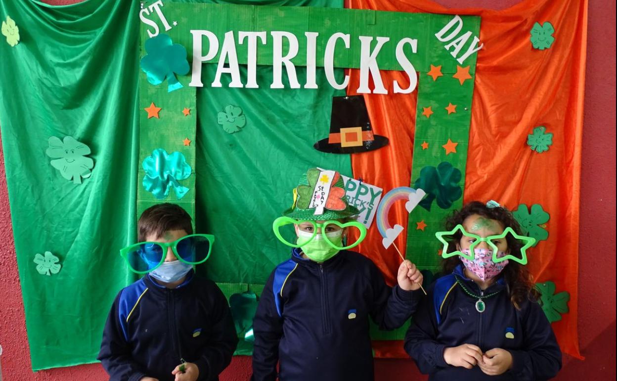 Los alumnos del colegio Peñacorada celebrando el Día de San Patricio.