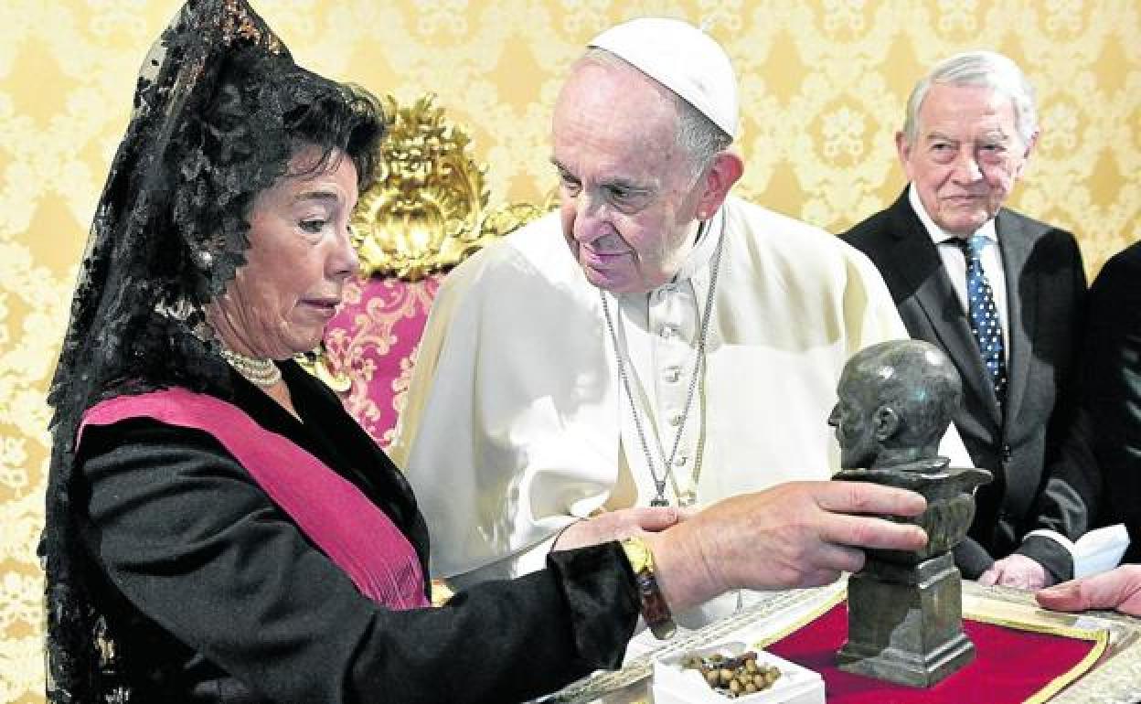 Isabel Celaá obsequia al Papa con un busto de San Ignacio, de parte de la comunidad jesuita, de la que forma parte el Pontífice de la Universidad de Deusto (Vizcaya).