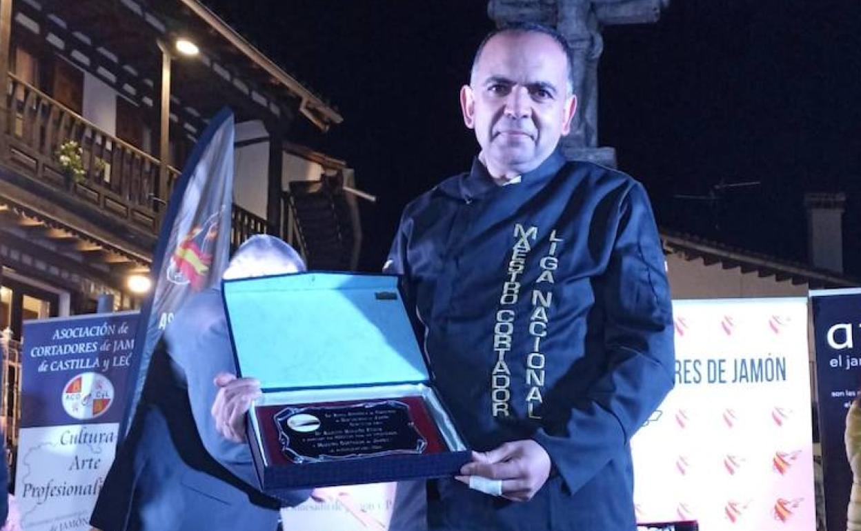 Agustín Risueño recoge su reconocimiento como maestro cortador. 
