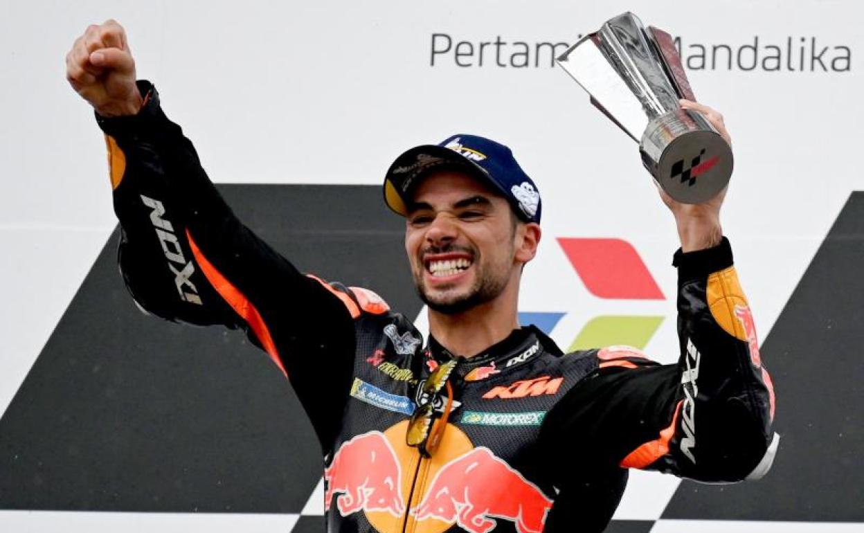 Miguel Oliveira celebra su triunfo en Indonesia.