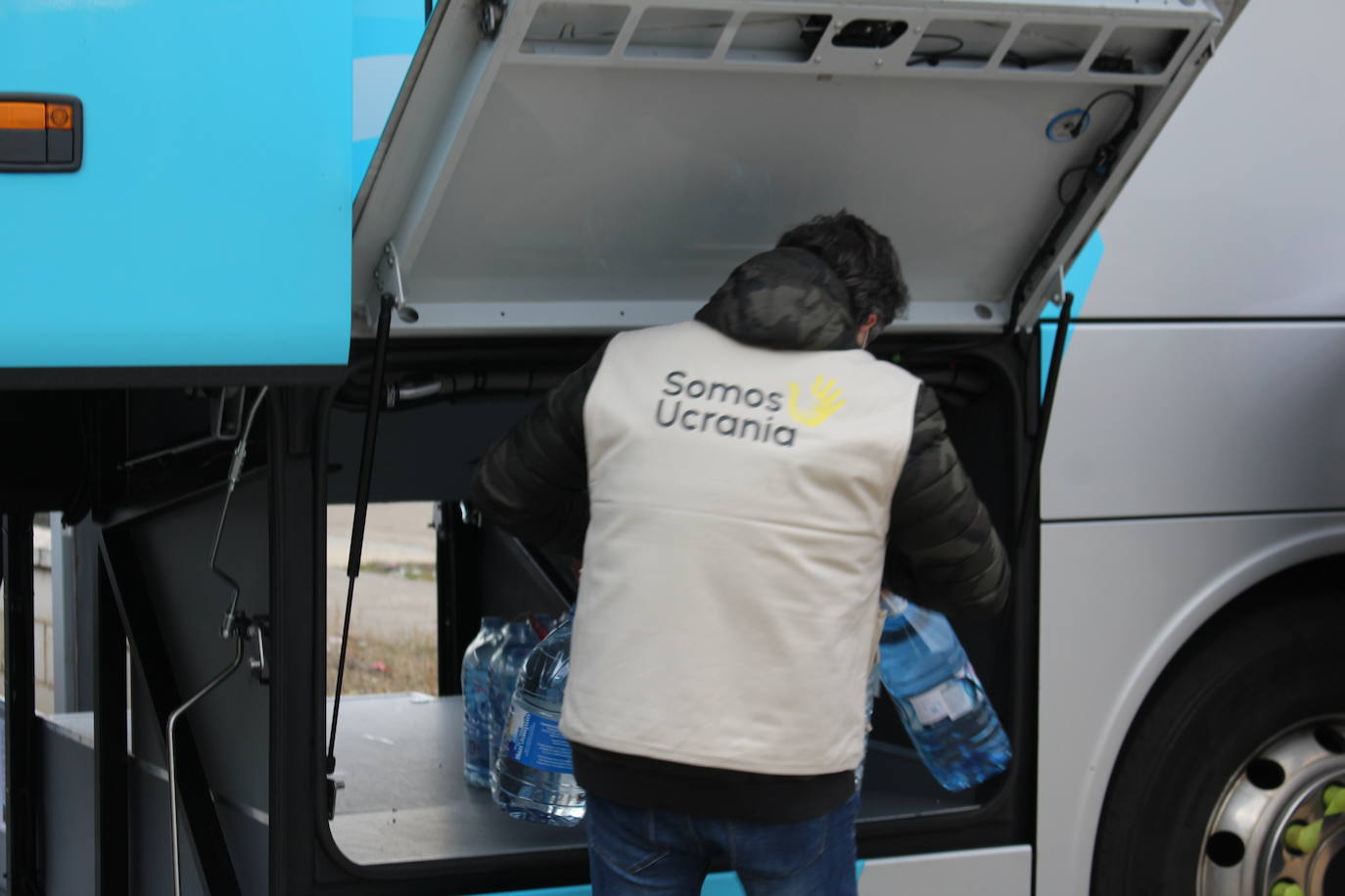 La asociación 'Somos Ucrania' fleta tres autobuses cargados de material humanitario que parten desde León y regresarán a Madrid con refugiados ucranianos