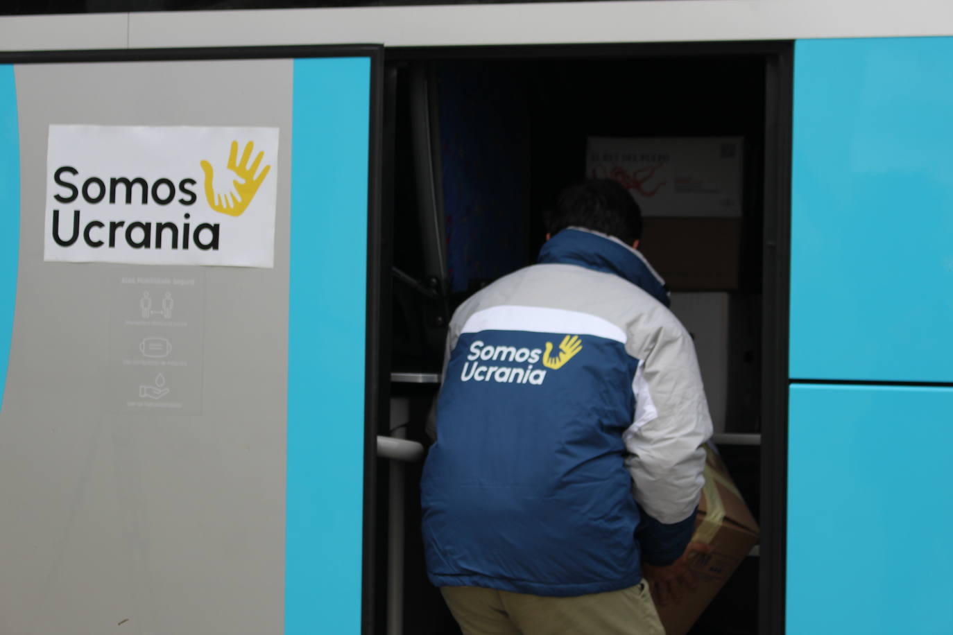 La asociación 'Somos Ucrania' fleta tres autobuses cargados de material humanitario que parten desde León y regresarán a Madrid con refugiados ucranianos