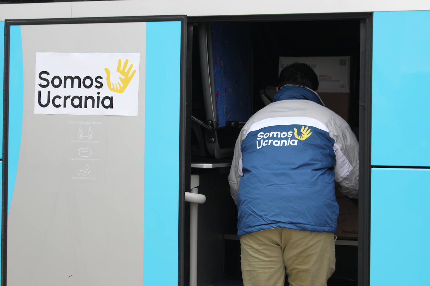 La asociación 'Somos Ucrania' fleta tres autobuses cargados de material humanitario que parten desde León y regresarán a Madrid con refugiados ucranianos