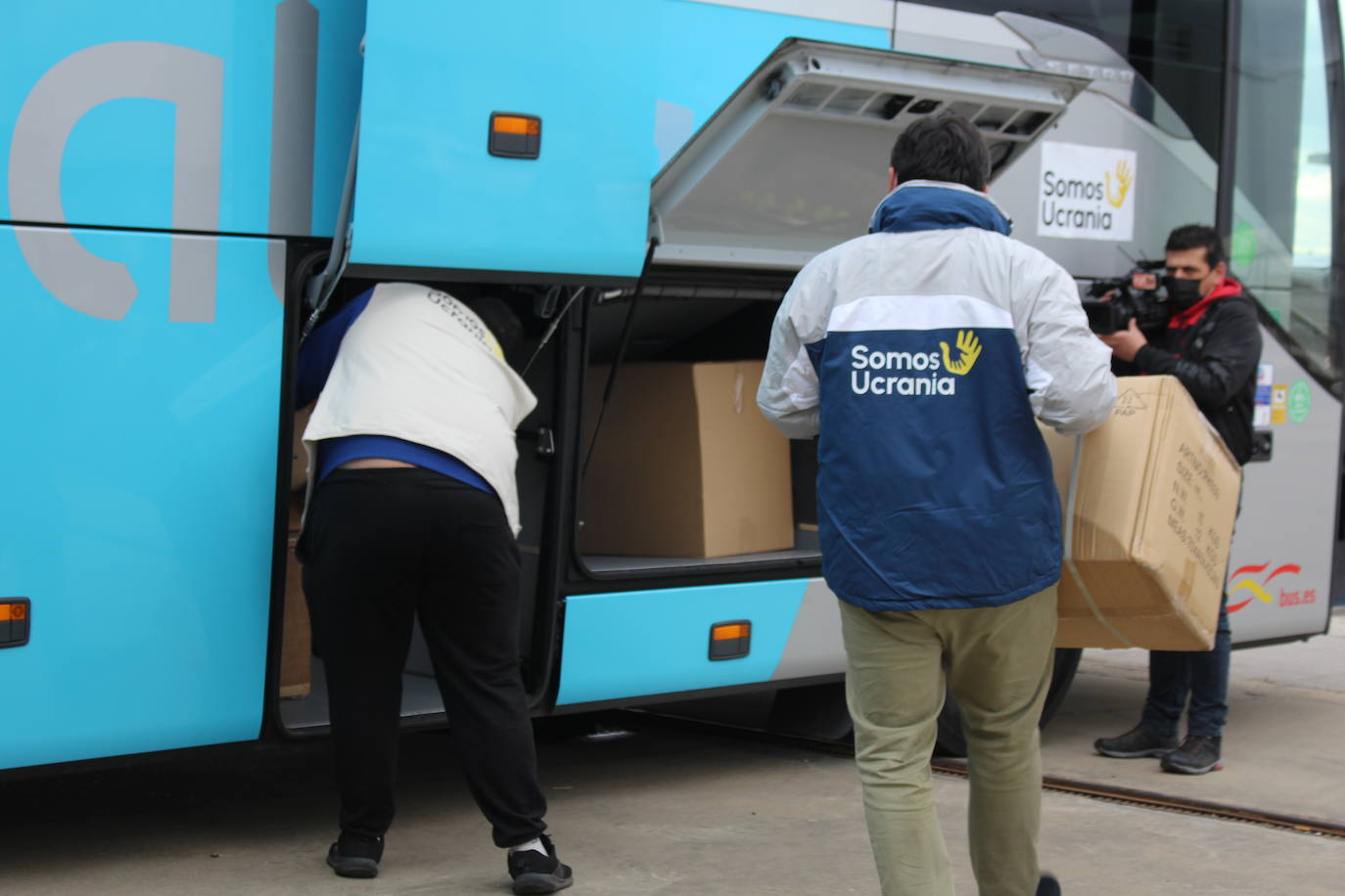 La asociación 'Somos Ucrania' fleta tres autobuses cargados de material humanitario que parten desde León y regresarán a Madrid con refugiados ucranianos