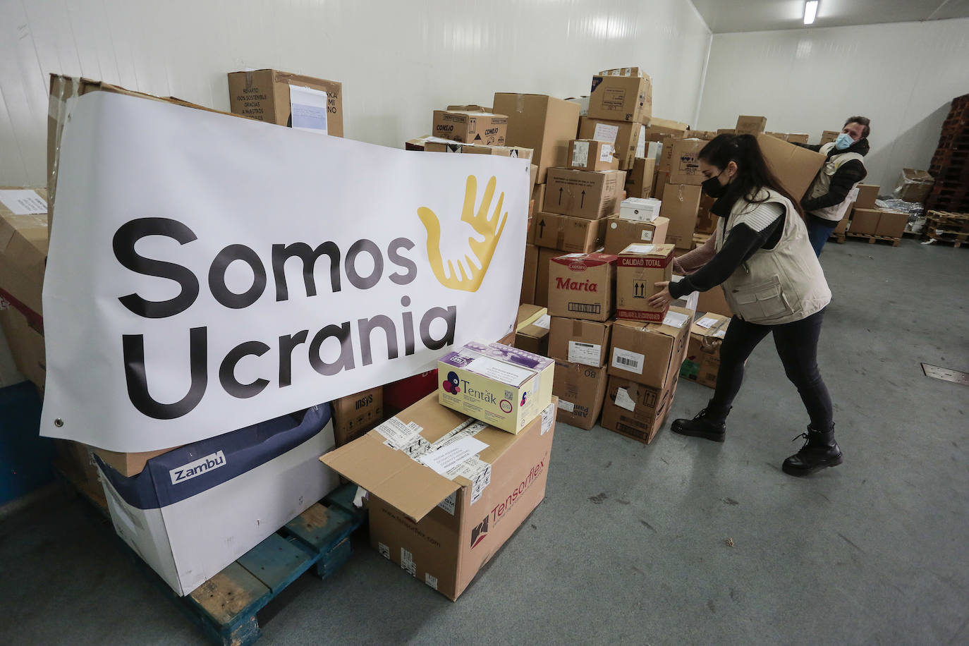 La asociación 'Somos Ucrania' fleta tres autobuses cargados de material humanitario que parten desde León y regresarán a Madrid con refugiados ucranianos