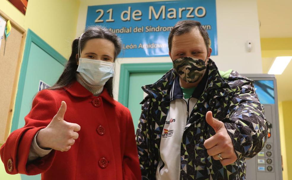 Lucía y Víctor Manuel, ambos con síndrome de Down, son dos usuarios del centro Amidown León que este lunes 21 celebran su Día Mundial.