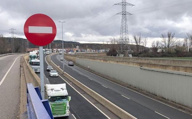 La protesta de los camioneros leoneses vuelve a la carretera y amenaza los suministros