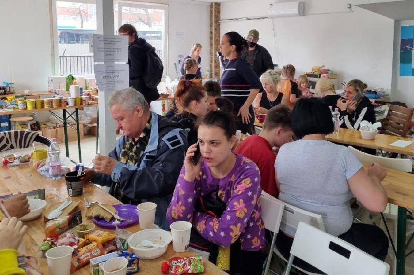 Refugiados ucranianos comen en un pabellón en Hungría.