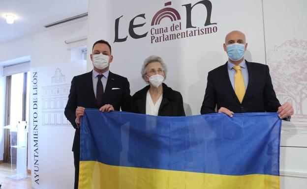 El director general de Fundos, José María Viejo; la presidenta de la Fundación Eutherpe, Margarita Morais; y el alcalde de León, José Antonio Diez; posan junto con la bandera de Ucrania.