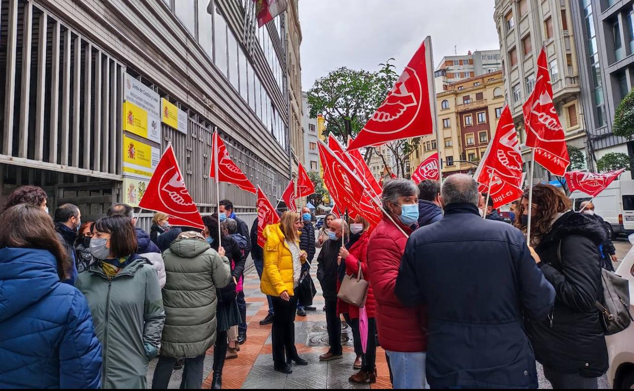 Los inspectores de trabajo de Léon secuendan la concentración para exigir el cumplimiento de los acuerdos para reforzar sus plantillas.