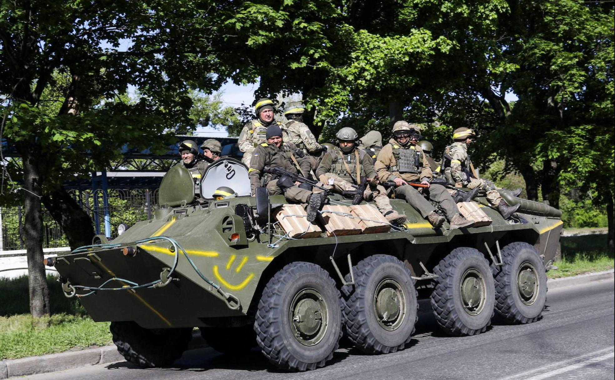 Soldados ucranianos se desplazan sobre un blindado medio sobre ruedas, en Kharkiv. 