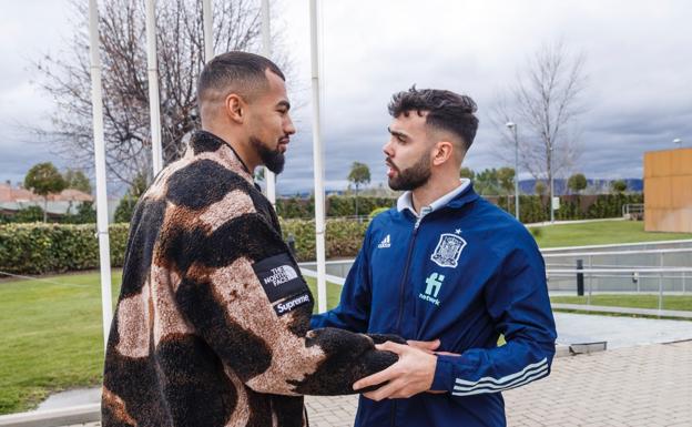 Saludo en Las Rozas entre los porteros Robert Sánchez y David Raya. 