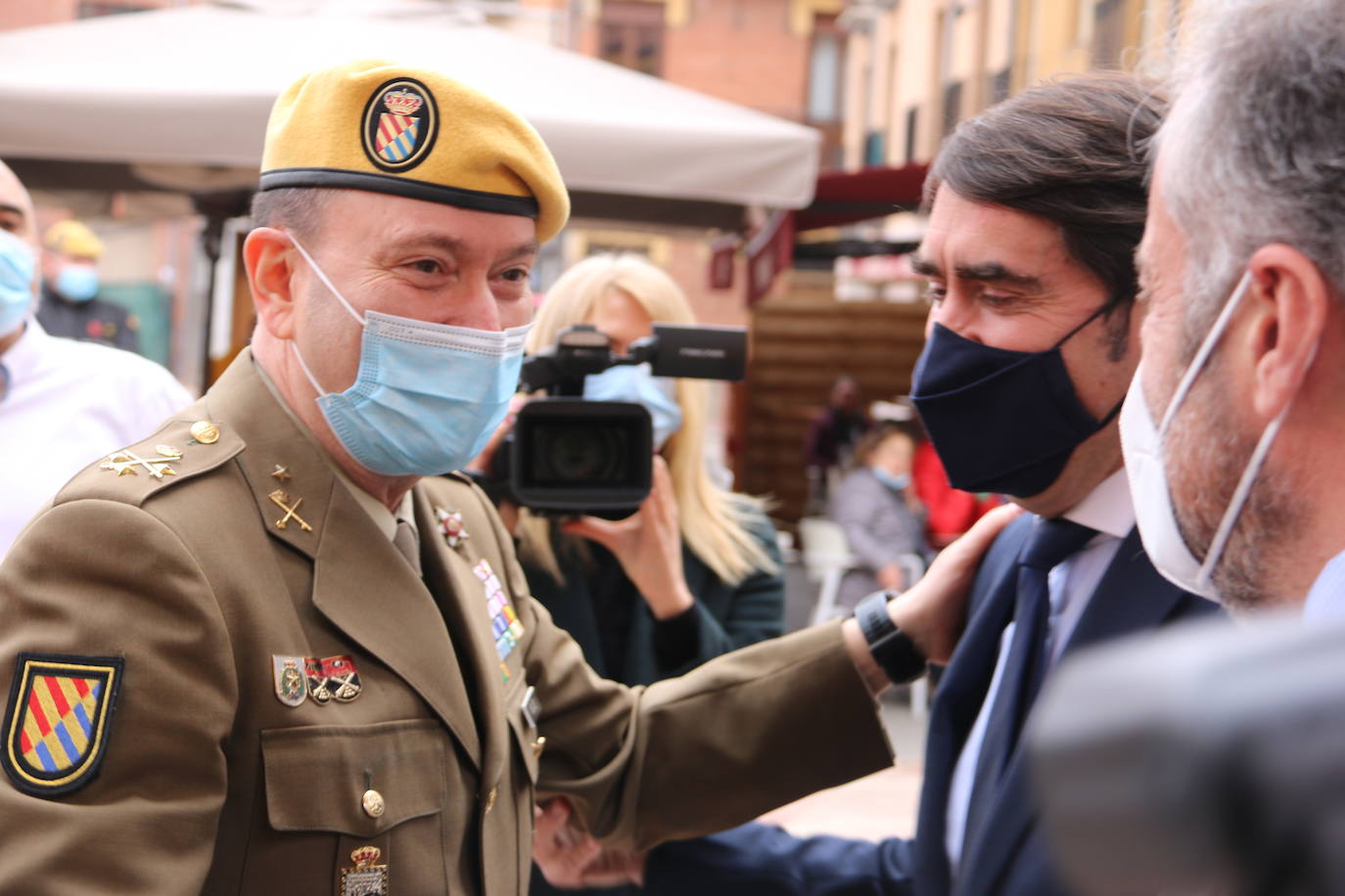 Acto de entrega de la Medalla de Oro de la Cámara de Comercio de León a la Unidad Militar de Emergencias