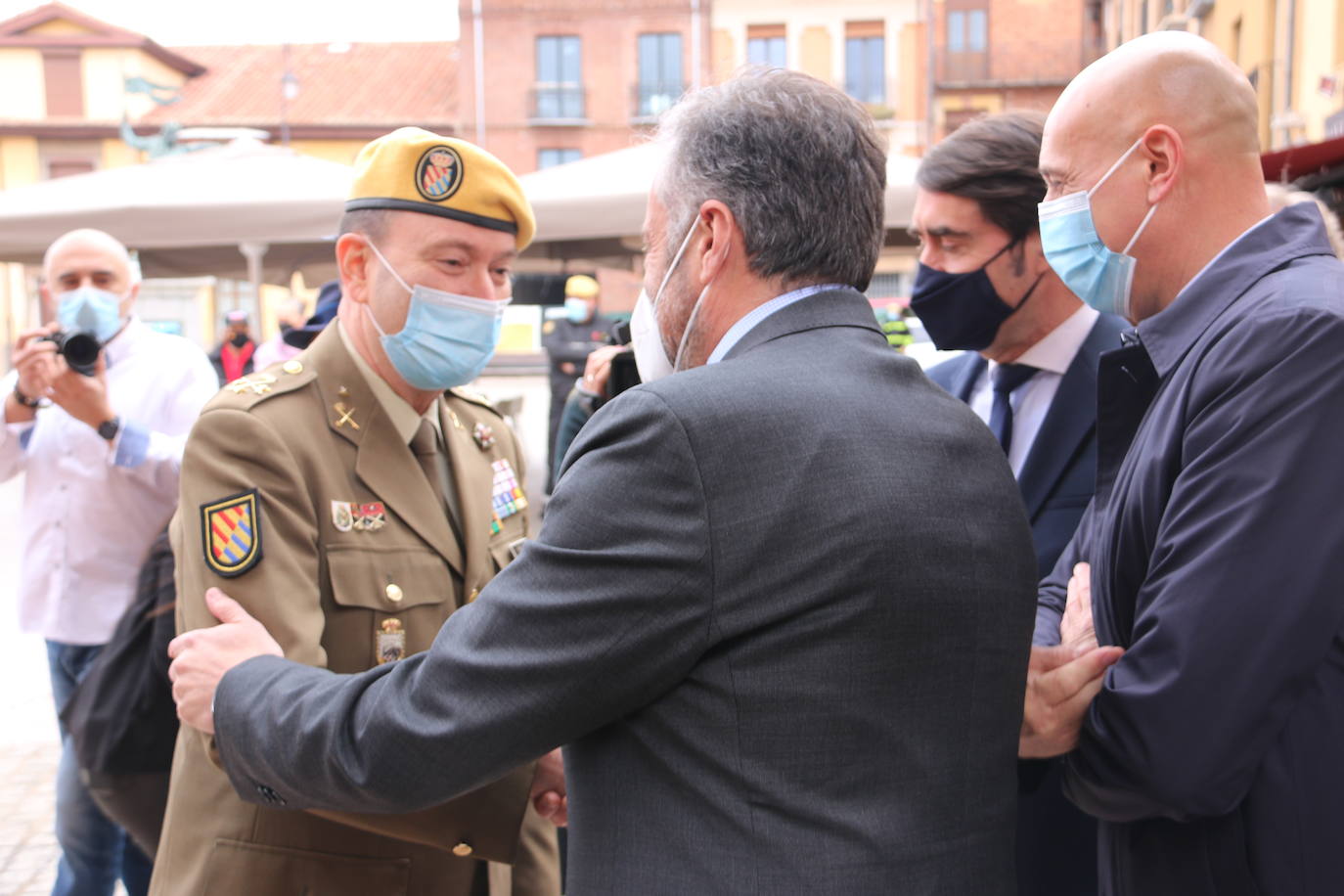 Acto de entrega de la Medalla de Oro de la Cámara de Comercio de León a la Unidad Militar de Emergencias