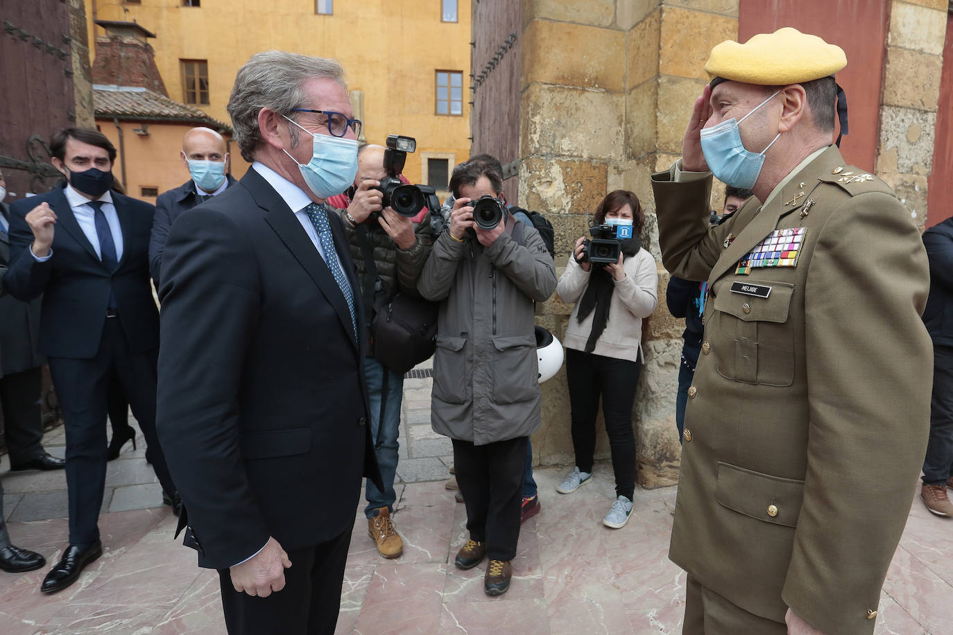 El teniente general Jefe de la UME, Luis Manuel Martínez Meijide, recibe la Medalla de Oro que la Cámara de Comercio de León otorga a la entidad de la mano de su presidente, Javier Vega, con la asistencia de diversas autoridades y representantes institucionales. 