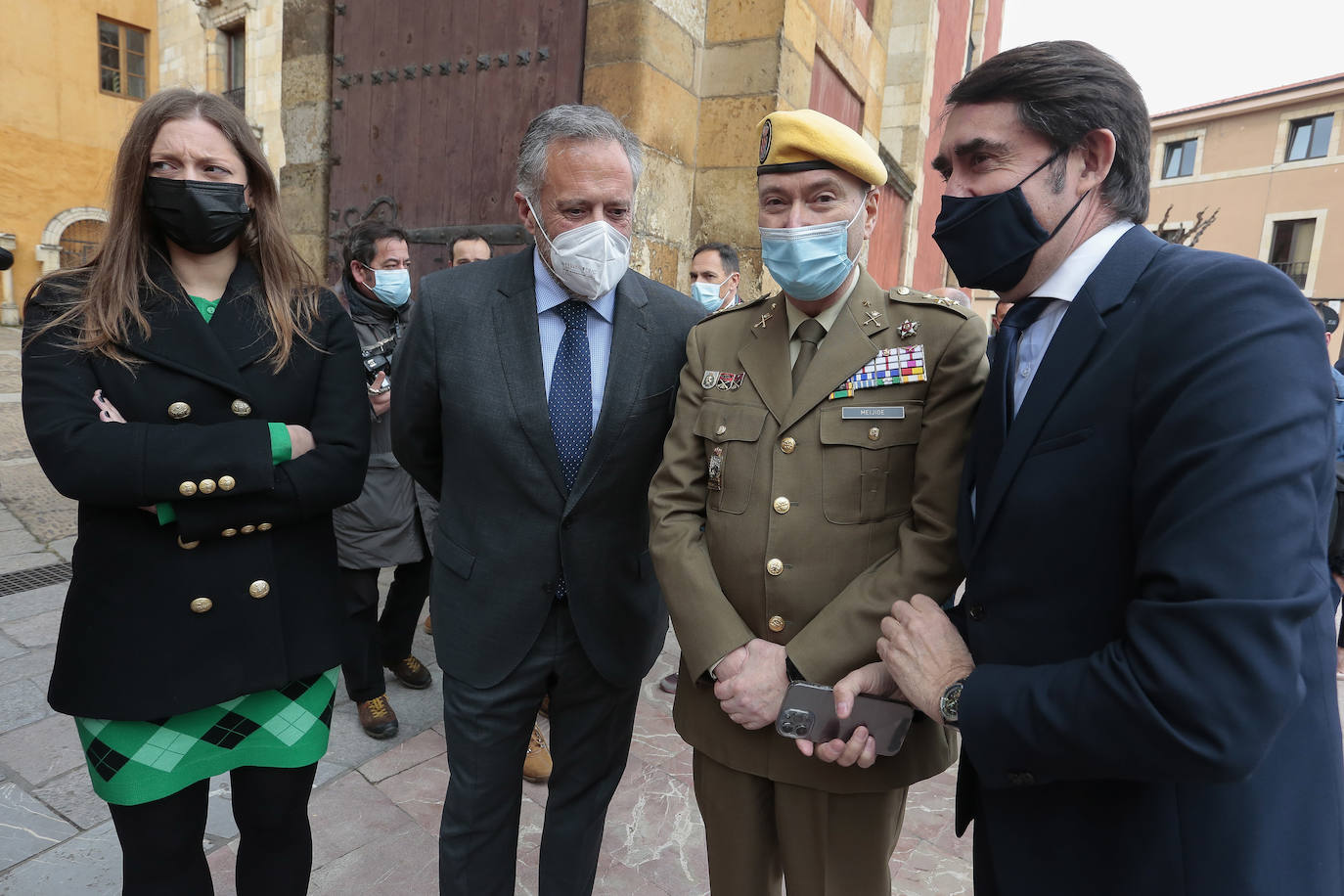 El teniente general Jefe de la UME, Luis Manuel Martínez Meijide, recibe la Medalla de Oro que la Cámara de Comercio de León otorga a la entidad de la mano de su presidente, Javier Vega, con la asistencia de diversas autoridades y representantes institucionales. 