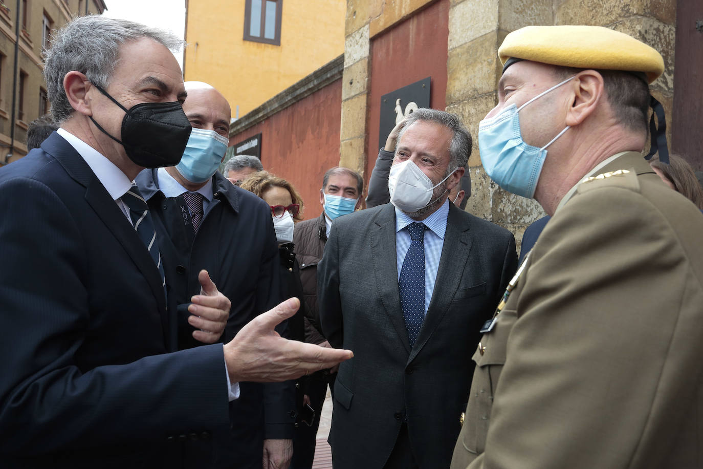 El teniente general Jefe de la UME, Luis Manuel Martínez Meijide, recibe la Medalla de Oro que la Cámara de Comercio de León otorga a la entidad de la mano de su presidente, Javier Vega, con la asistencia de diversas autoridades y representantes institucionales. 