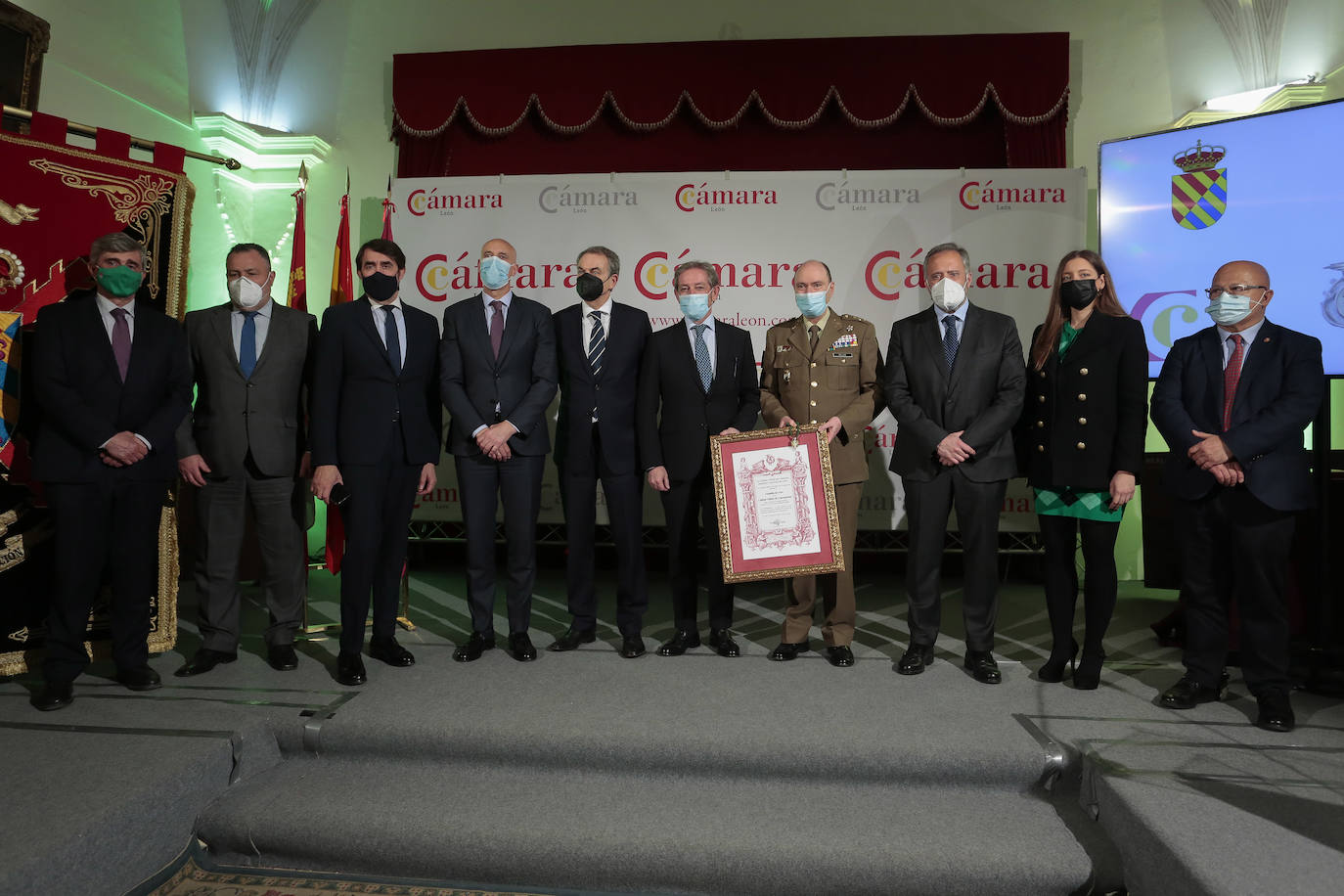 El teniente general Jefe de la UME, Luis Manuel Martínez Meijide, recibe la Medalla de Oro que la Cámara de Comercio de León otorga a la entidad de la mano de su presidente, Javier Vega, con la asistencia de diversas autoridades y representantes institucionales. 