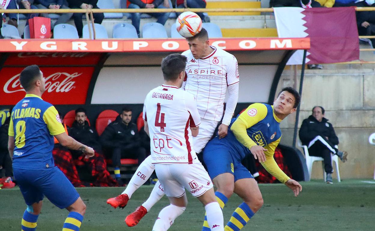 Jorge Moreno, en imagen, y Jon Ander son los únicos centrales naturales del primer equipo con los que contará Curro Torres este sábado.