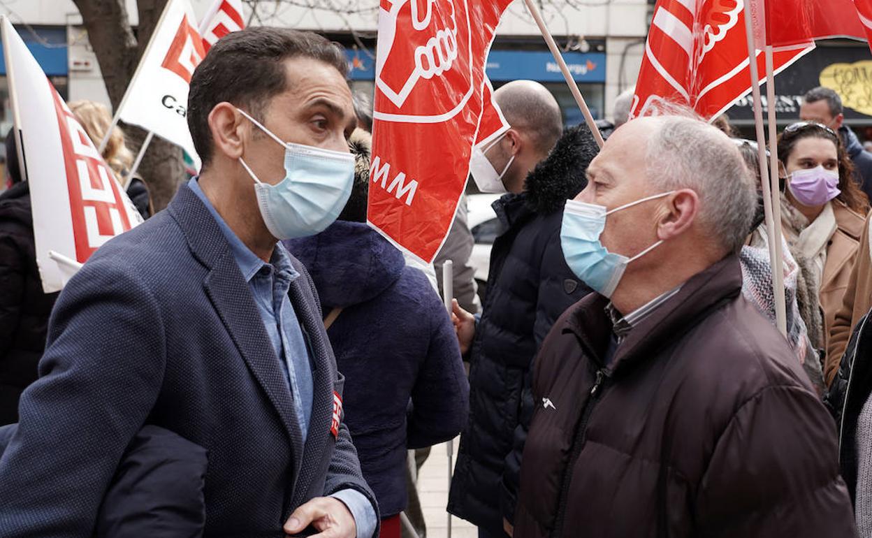 Los secretarios generales de UGT y CCOO en Castilla y León, Faustino Temprano y Vicente Andrés, participan en una concentración simbólica frente a la sede de Naturgy, dentro de las movilizaciones previstas para el 23M encaminadas a contener los precios y proteger el empleo en este país.