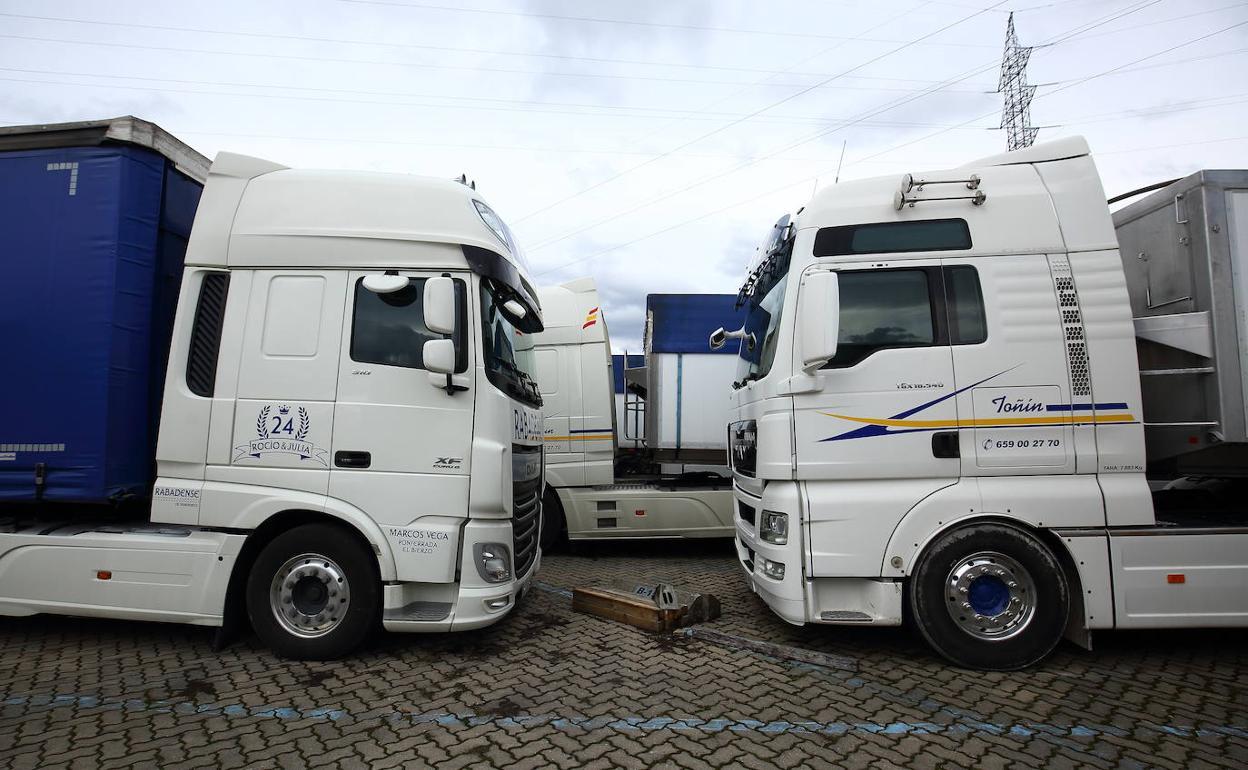 Dos camiones enfrentados en un aparcamiento. 