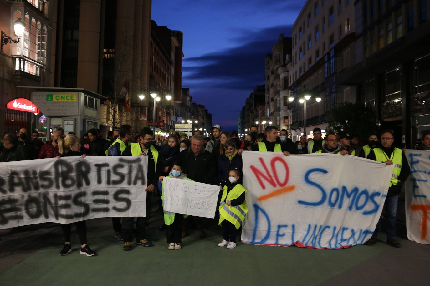 Los manifestantes se concentran ante el ayuntamiento de la capital para exigir que se les escuche.