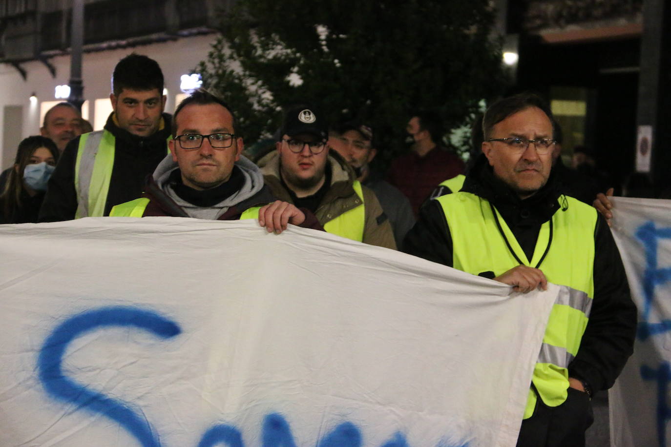 Los manifestantes se concentran ante el ayuntamiento de la capital para exigir que se les escuche.