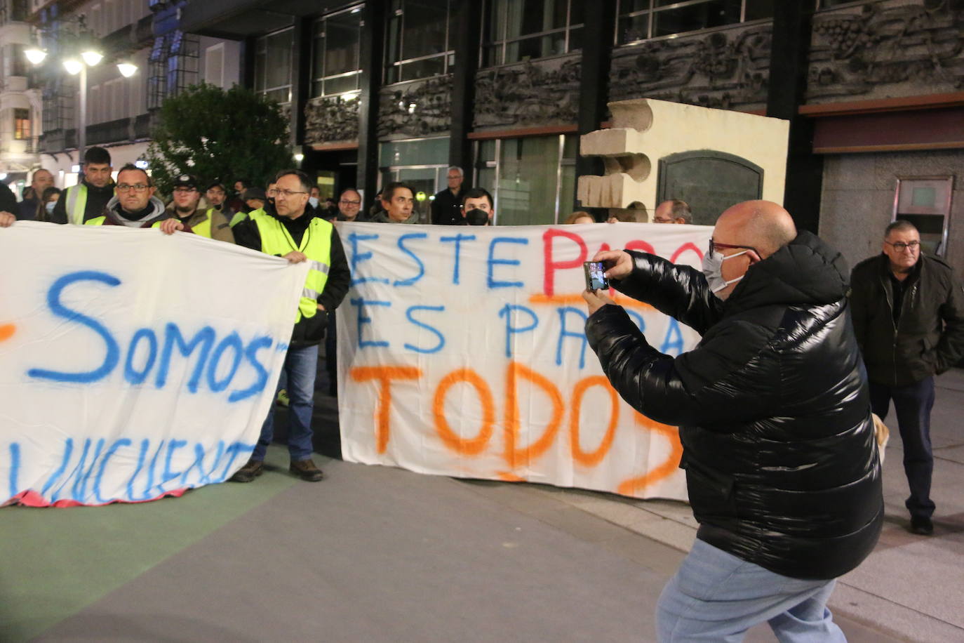 Los manifestantes se concentran ante el ayuntamiento de la capital para exigir que se les escuche.