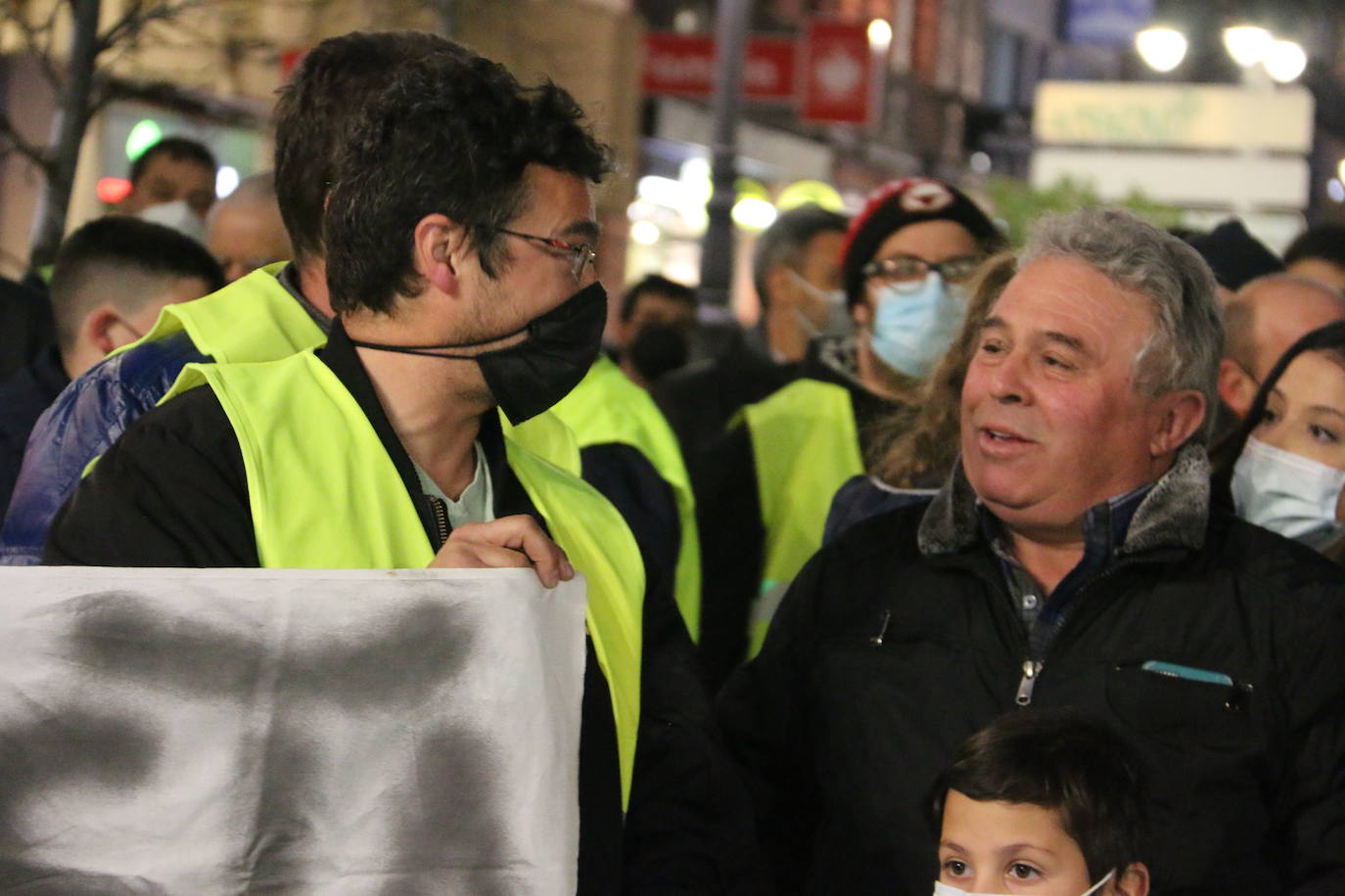 Los manifestantes se concentran ante el ayuntamiento de la capital para exigir que se les escuche.