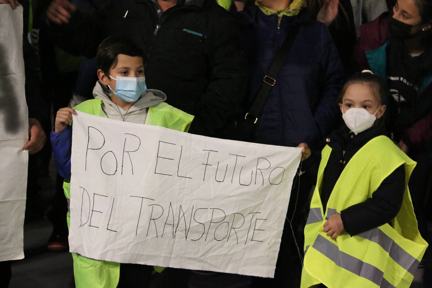 Los manifestantes se concentran ante el ayuntamiento de la capital para exigir que se les escuche.