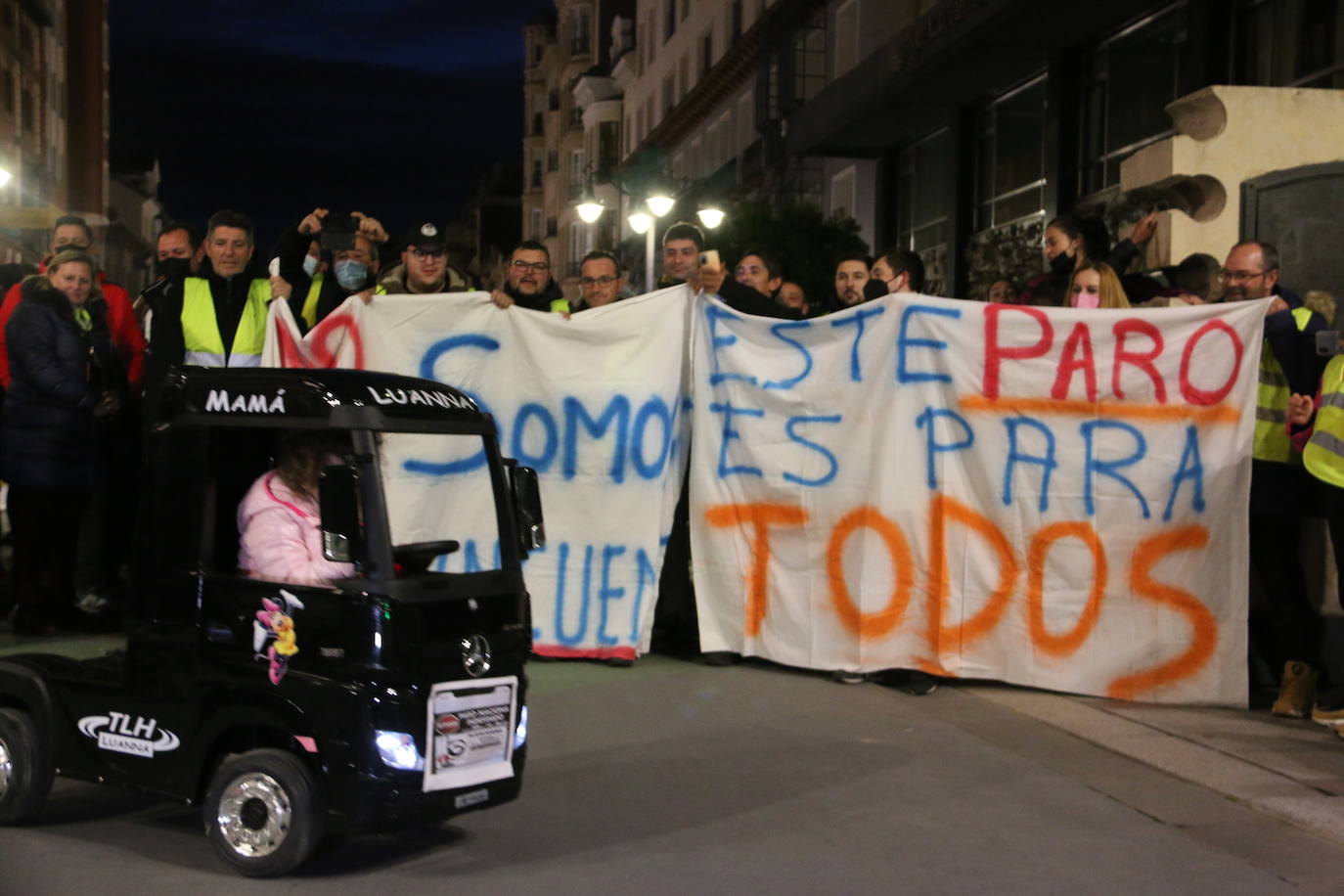 Los manifestantes se concentran ante el ayuntamiento de la capital para exigir que se les escuche.