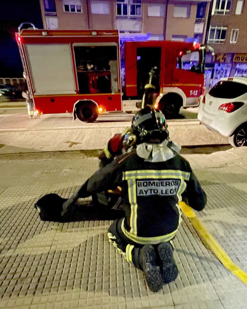 Una persona intoxicada en La Virgen tras declararse un incendio en su piso por una vela. El suceso tuvo lugar a las 6.10 horas de la madrugada con intervención de Bomberos León, Guardia Civil y Emergencias Sacyl. 