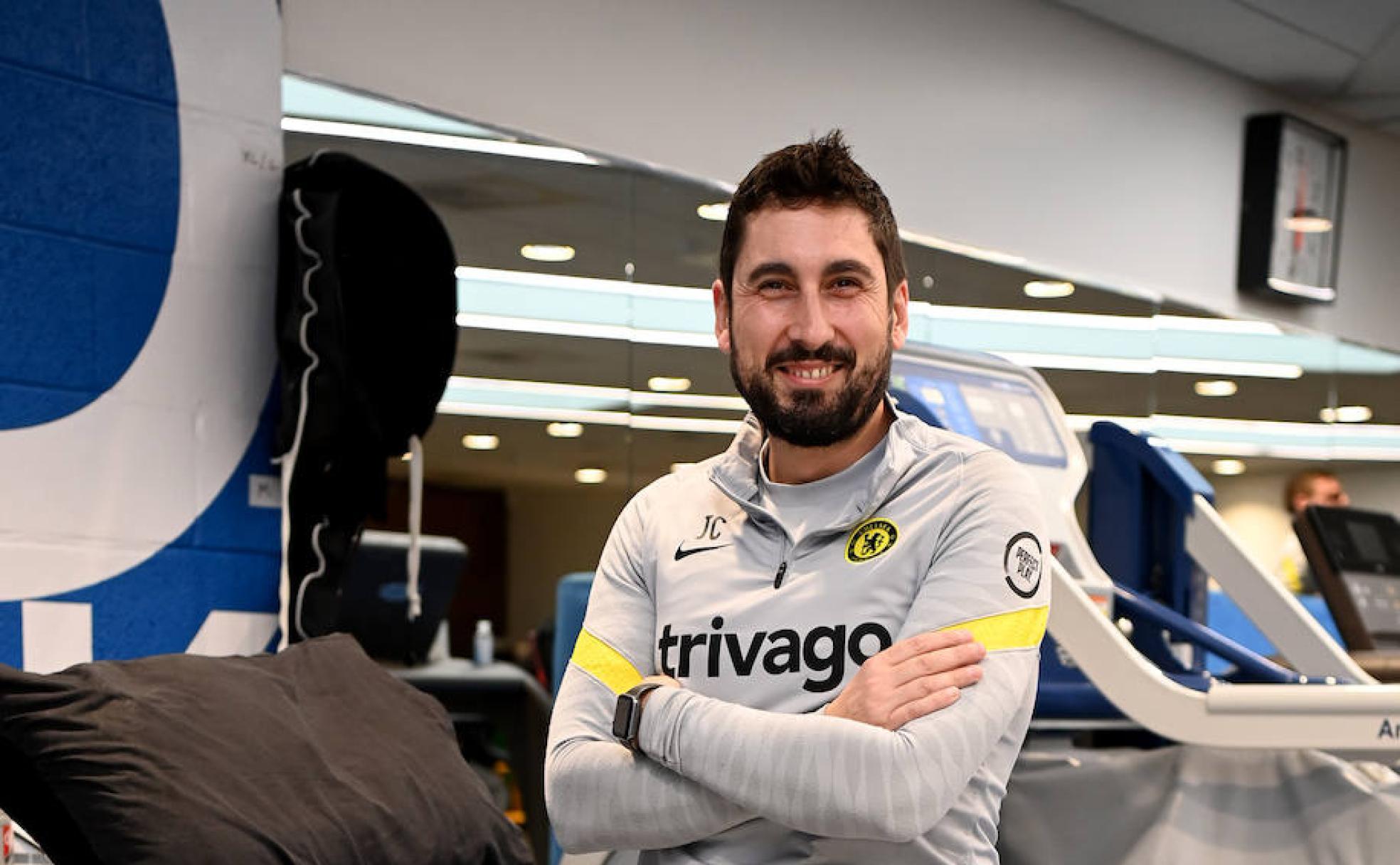 José Ángel Calvarro posa en las instalaciones del Chelsea, club al que llegó hace un lustro y en el que ha podido tratar a algunos de los mejores futbolistas del planeta.