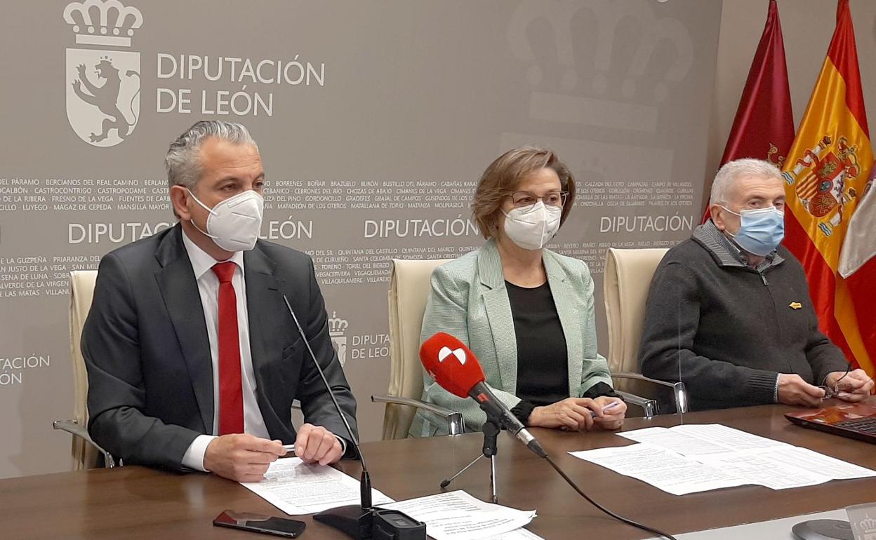 Nicanor Sen, en primer término, durante su intervención en la Diputación de León este jueves. 