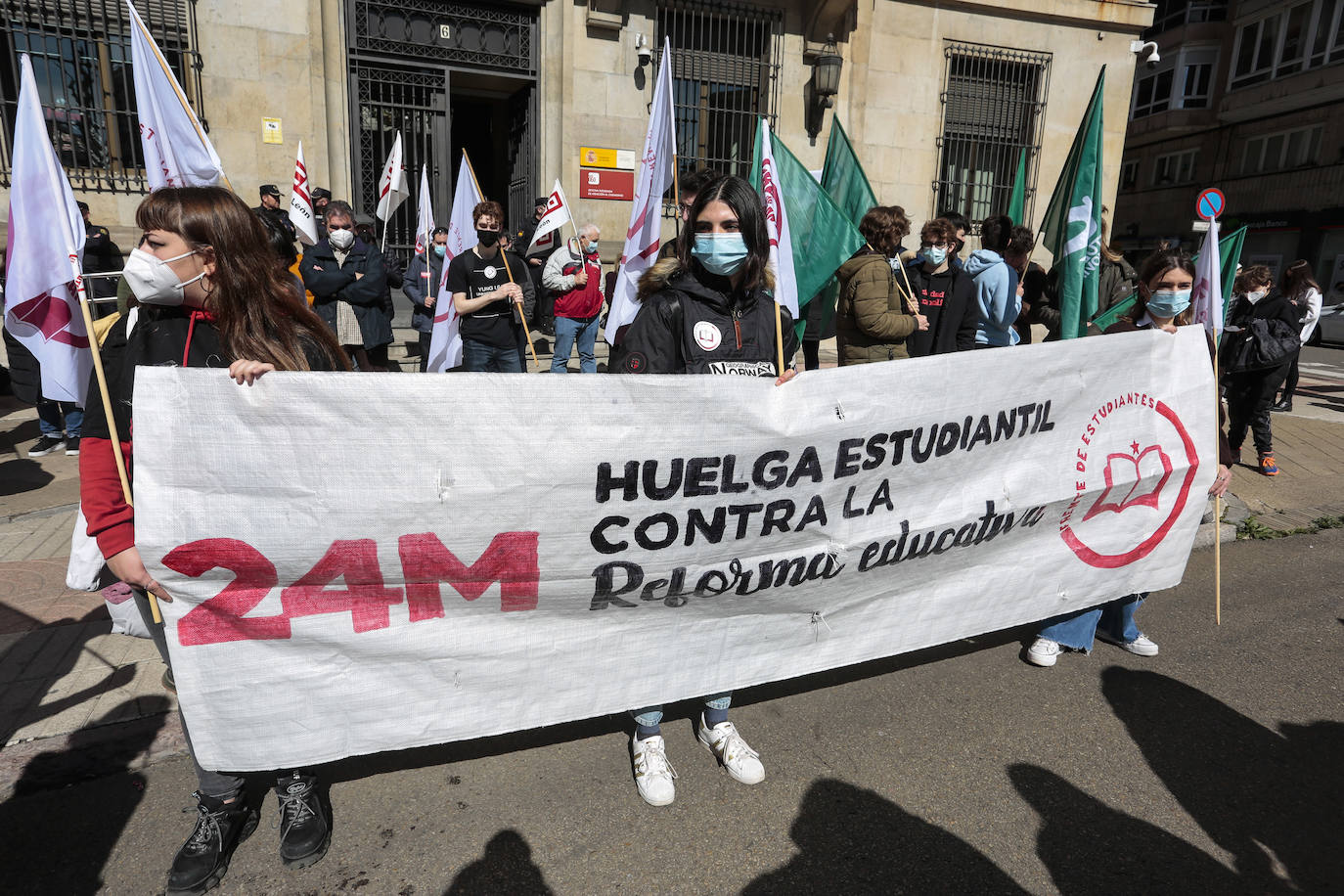 Los sindicatos Frente de Estudiantes y Estudiantes en Movimiento se concentran frente a la Subdelegación del Gobierno de León con motivo de la huelga general en institutos, centros de FP y Universidades