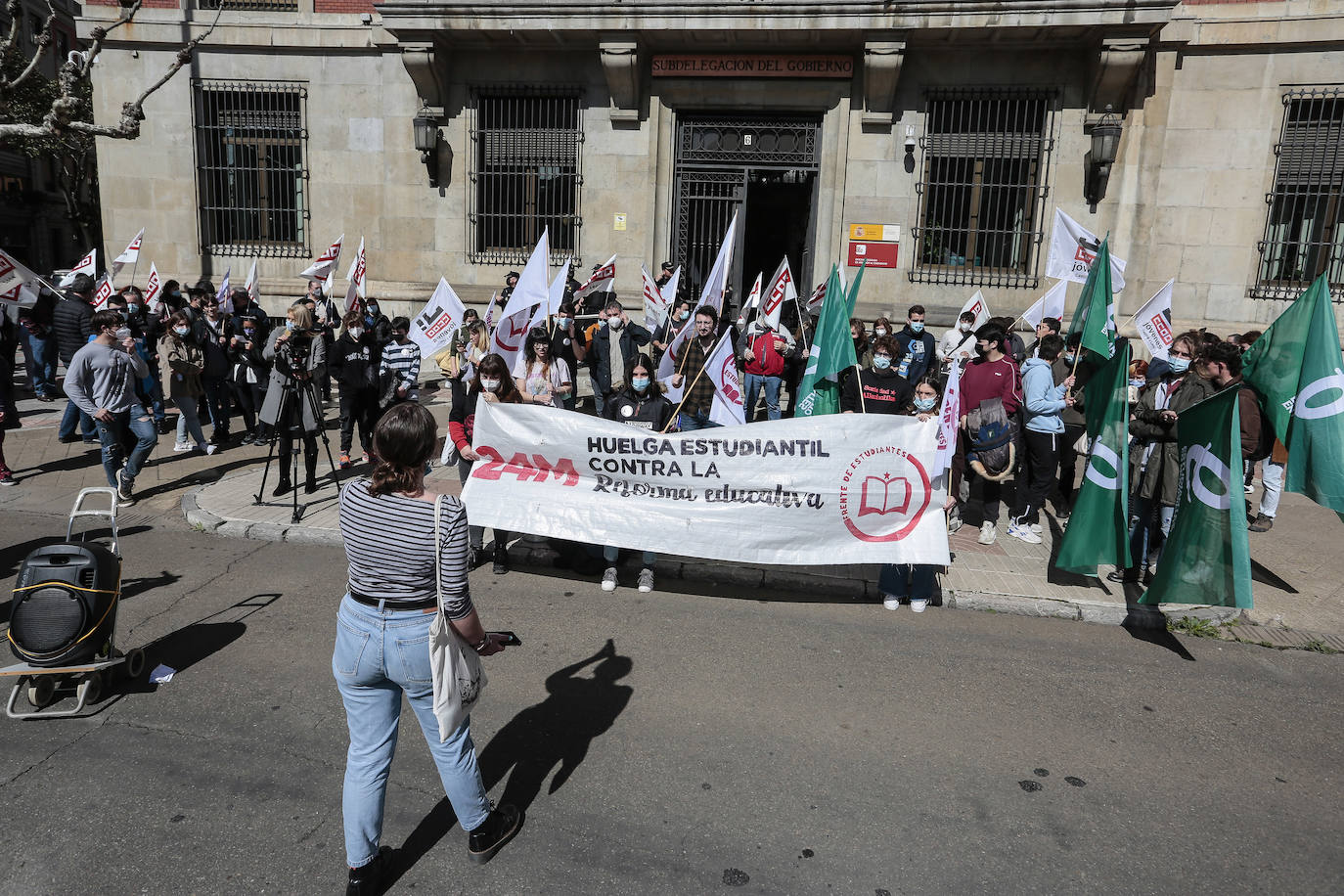 Los sindicatos Frente de Estudiantes y Estudiantes en Movimiento se concentran frente a la Subdelegación del Gobierno de León con motivo de la huelga general en institutos, centros de FP y Universidades