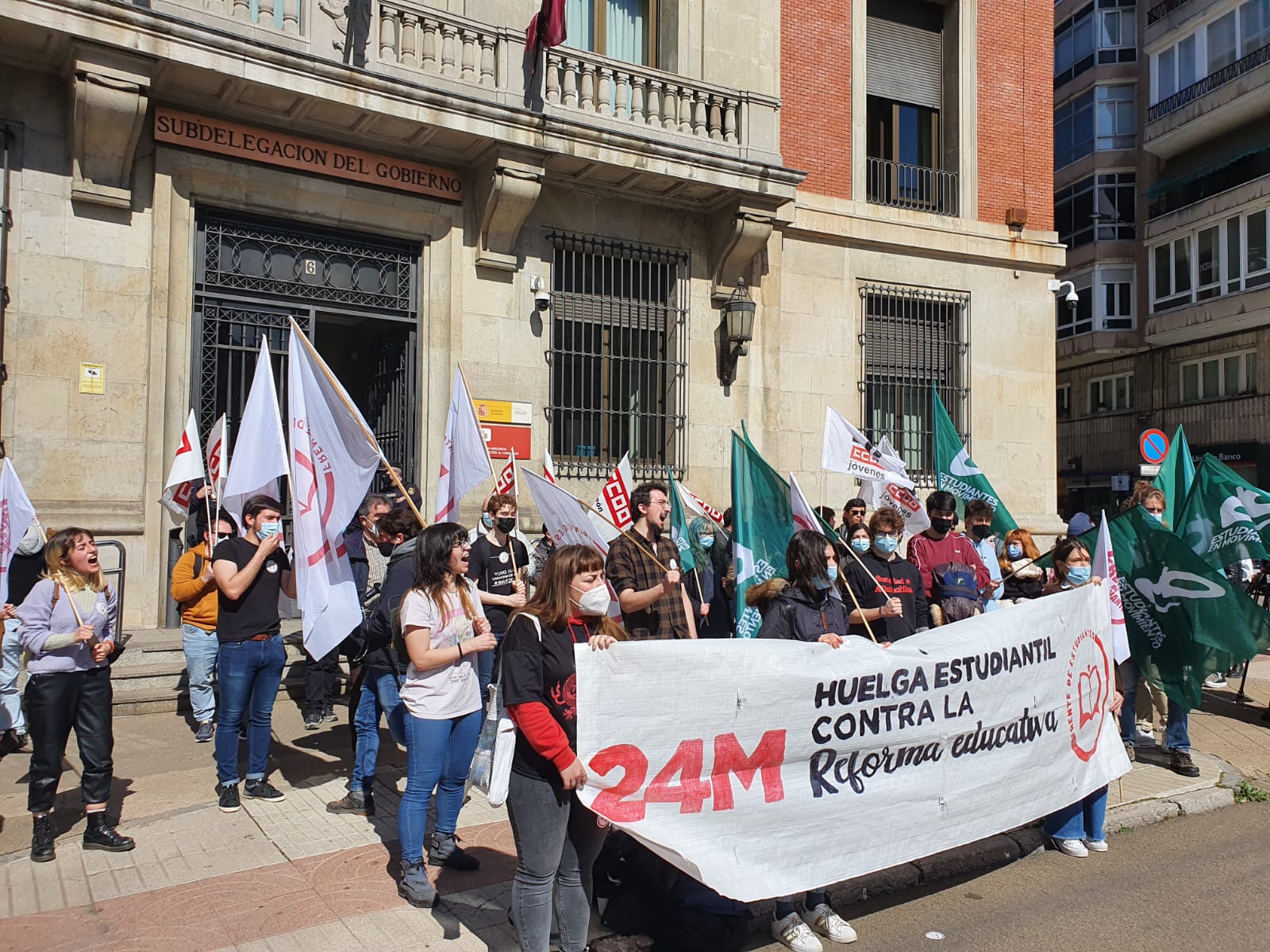 Los sindicatos Frente de Estudiantes y Estudiantes en Movimiento se concentran frente a la Subdelegación del Gobierno de León con motivo de la huelga general en institutos, centros de FP y Universidades