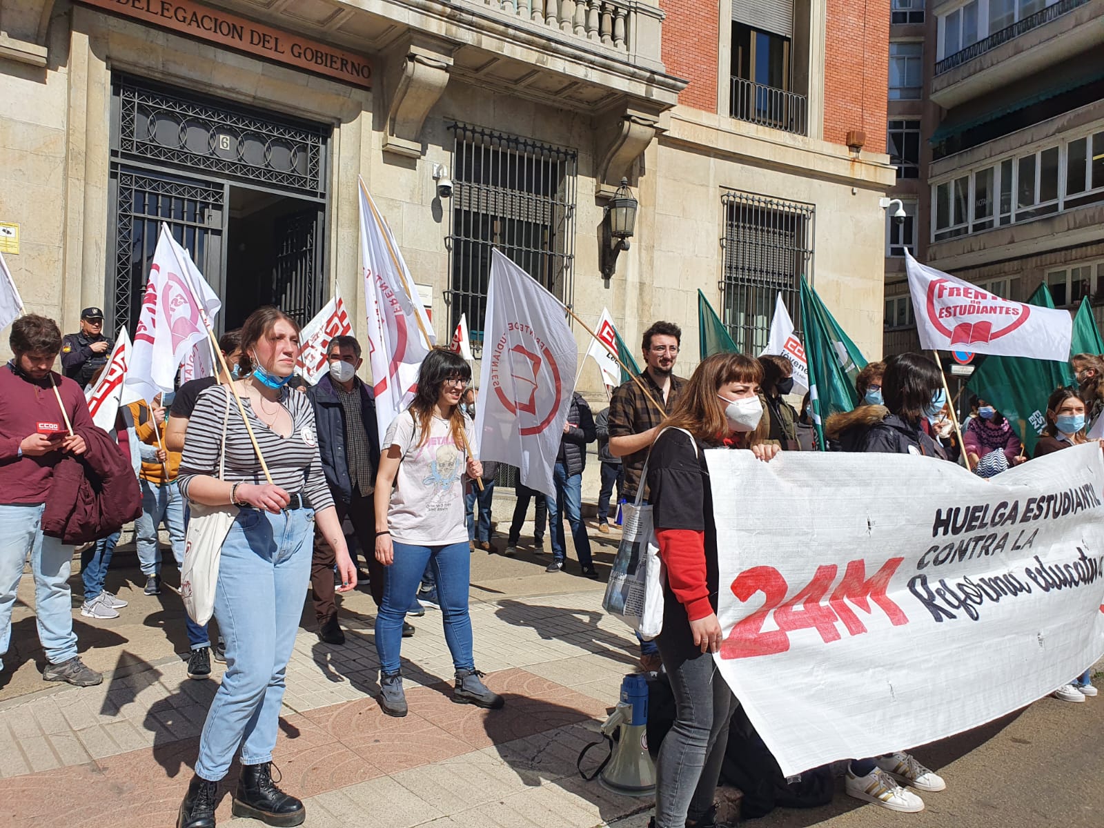 Los sindicatos Frente de Estudiantes y Estudiantes en Movimiento se concentran frente a la Subdelegación del Gobierno de León con motivo de la huelga general en institutos, centros de FP y Universidades