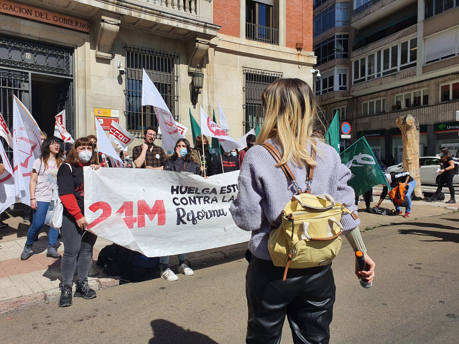 Los sindicatos Frente de Estudiantes y Estudiantes en Movimiento se concentran frente a la Subdelegación del Gobierno de León con motivo de la huelga general en institutos, centros de FP y Universidades