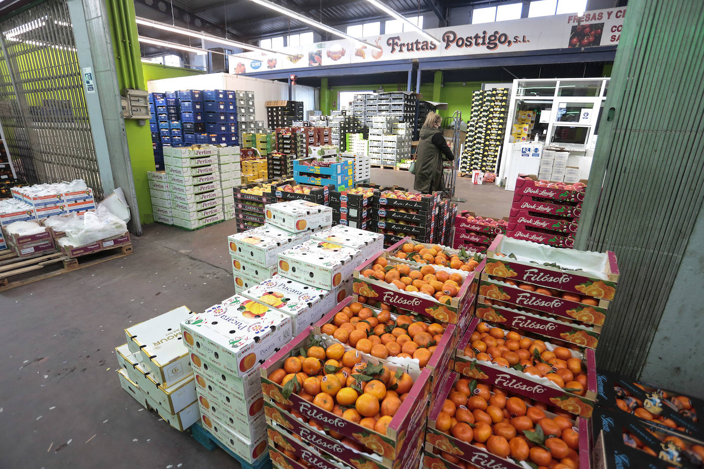 Mercaleón recibe mercancías para garantizar el abastecimiento tanto de pescado como de frutas, hortalizas y carnes.