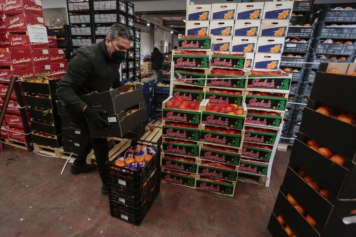 Mercaleón recibe mercancías para garantizar el abastecimiento tanto de pescado como de frutas, hortalizas y carnes.