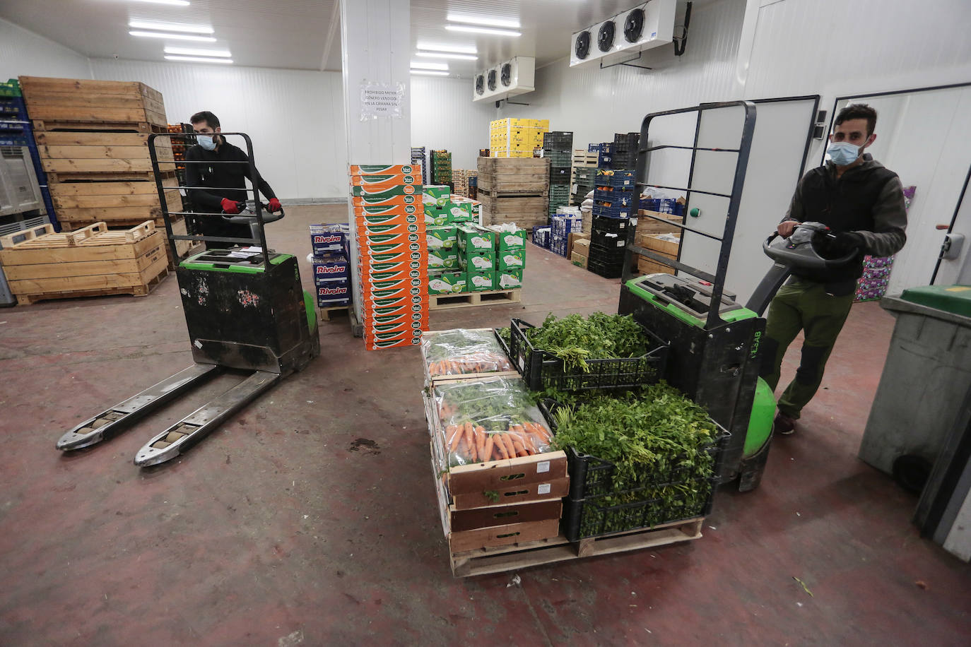 Mercaleón recibe mercancías para garantizar el abastecimiento tanto de pescado como de frutas, hortalizas y carnes.