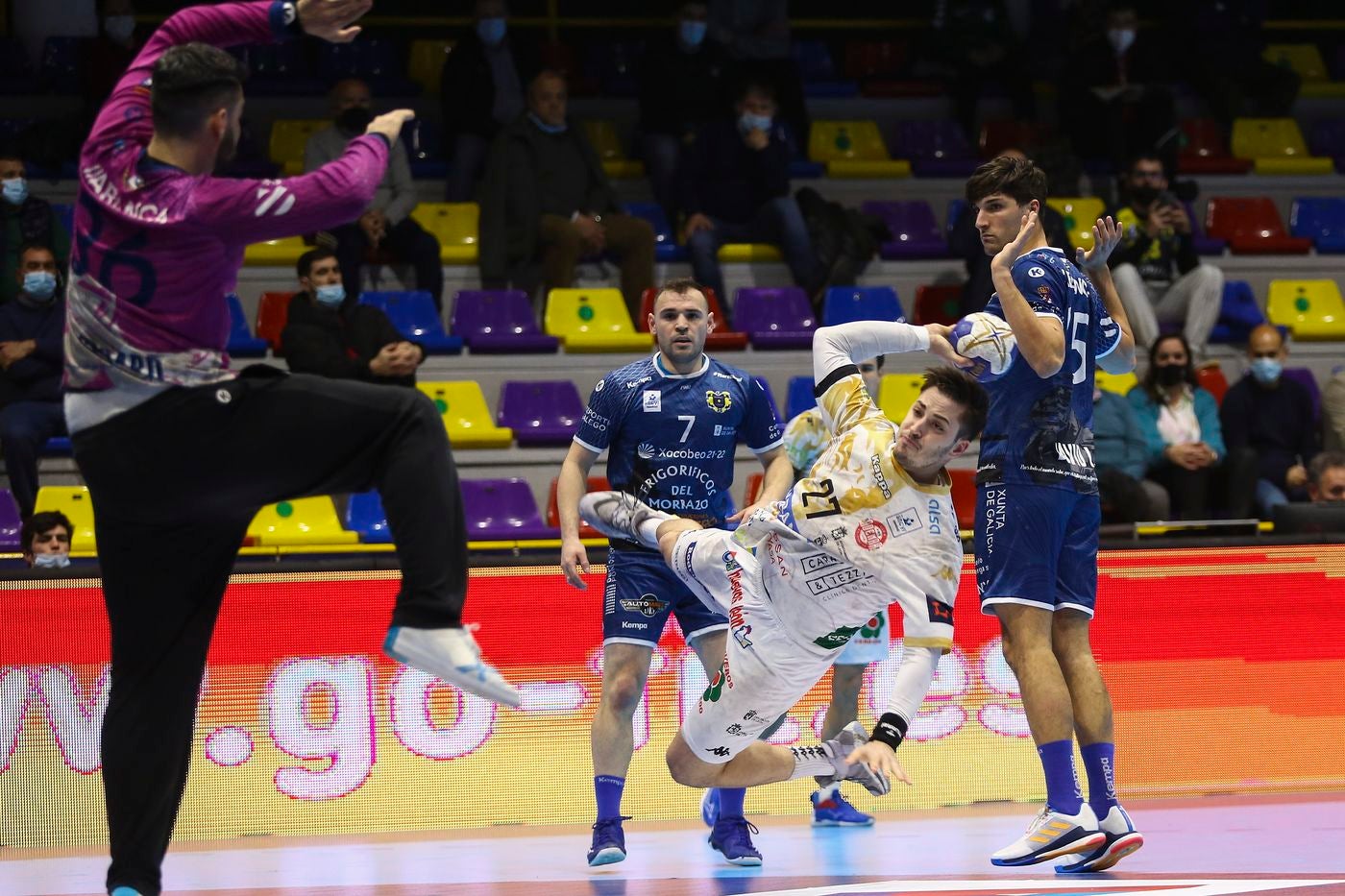 El Abanca Ademar tropieza en el primer peldaño de la Copa del Rey. El equipo de Manolo Cadenas cae (33-32) ante Cangas en la última acción del partido en un encuentro igualado que se decidió por acciones individuales. Debut sin fortuna para Aidenas Malašinskas. 