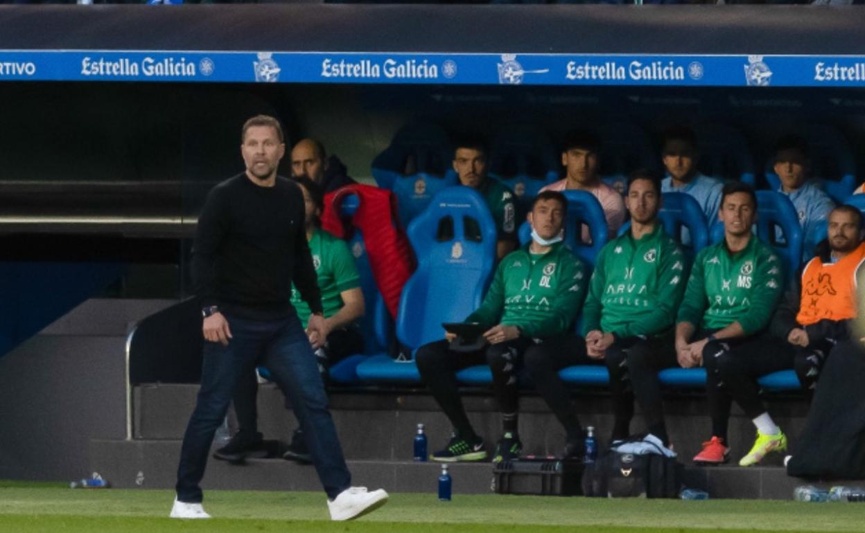 Curro Torres, entrenador de la Cultural, durante el último partido de liga.