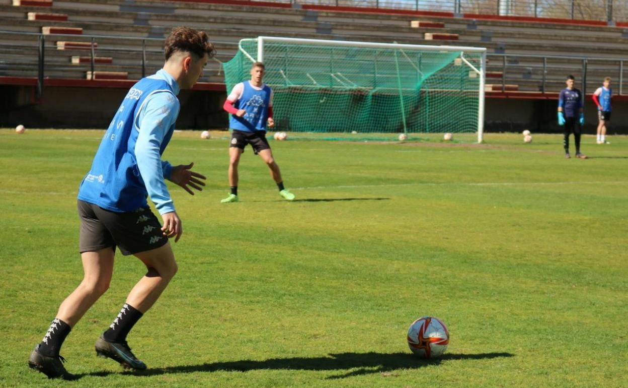 Entrenamiento del equipo leonés previo al partido contra el Calahorra.