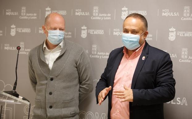 El presidente del Consejo Comarcal, Gerardo Álvarez Courel (D), y el director técnico de Alimentos de Calidad del Bierzo, Pablo Linares (I), en la presentación de la campaña.