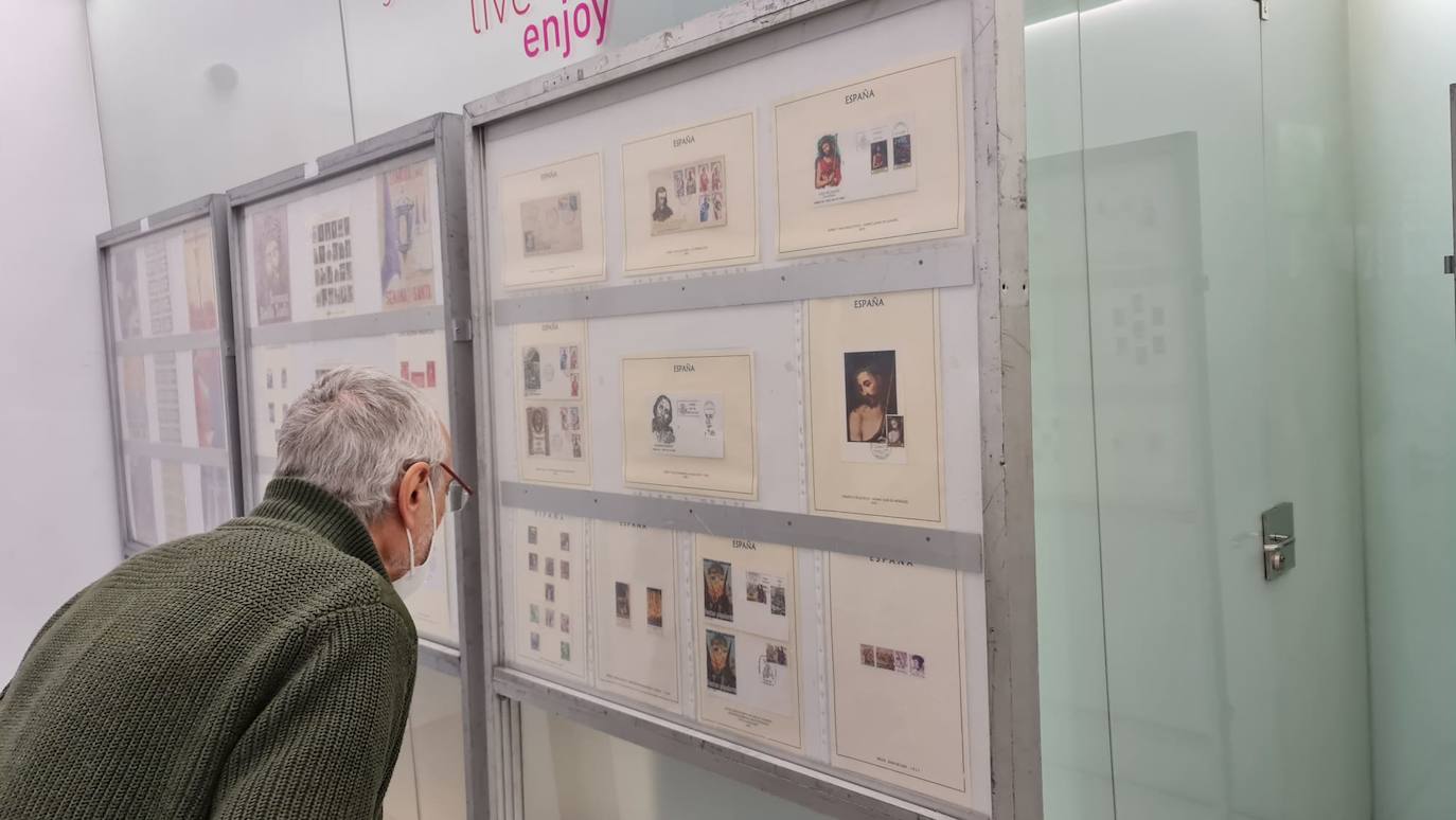 Nuestra Señora de las Angustias y Soledad, la cofradía vas longeva de León, presenta sello y matasellos propio en la antesala de la Semana Santa. El afán coleccionista de Gonzalo González Cayón permite desarrollar la iniciativa que coincide con una exposición filatélica en San Marcelo. 